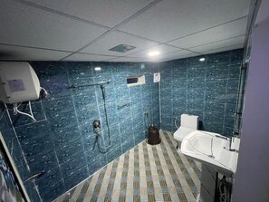 Ducha, artículos de tocador gratuitos, toallas, jabón