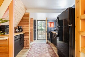 Fridge, oven, stovetop, coffee/tea maker