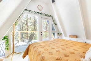 1 bedroom, WiFi, bed sheets - Cozy A-Frame High in The Tree Tops (Crestline)