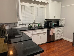 Fridge, microwave, oven, stovetop - Charming 3-bedroom house with WiFi and AC in lovely Modesto (Modesto)