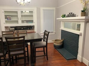 Dining - Charming 3-bedroom house with WiFi and AC in lovely Modesto (Modesto)