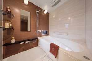 Separate tub and shower, free toiletries, hair dryer, slippers - Crystalexe nippombashi (Osaka)