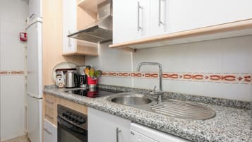 Geladeira, micro-ondas, fogão, cooktop