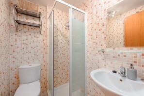 Douche, sèche-cheveux, serviettes fournies