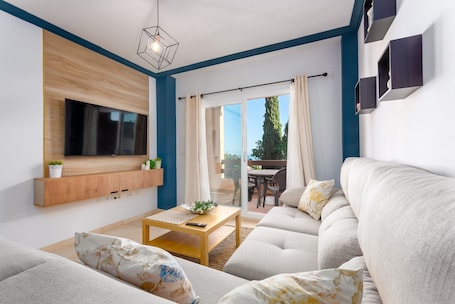 TV. Apartment 'Yohannsanae Regione' with Sea View, Wi-Fi and Air Conditioning