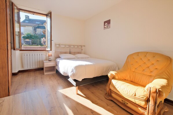 2 bedrooms, iron/ironing board, free WiFi