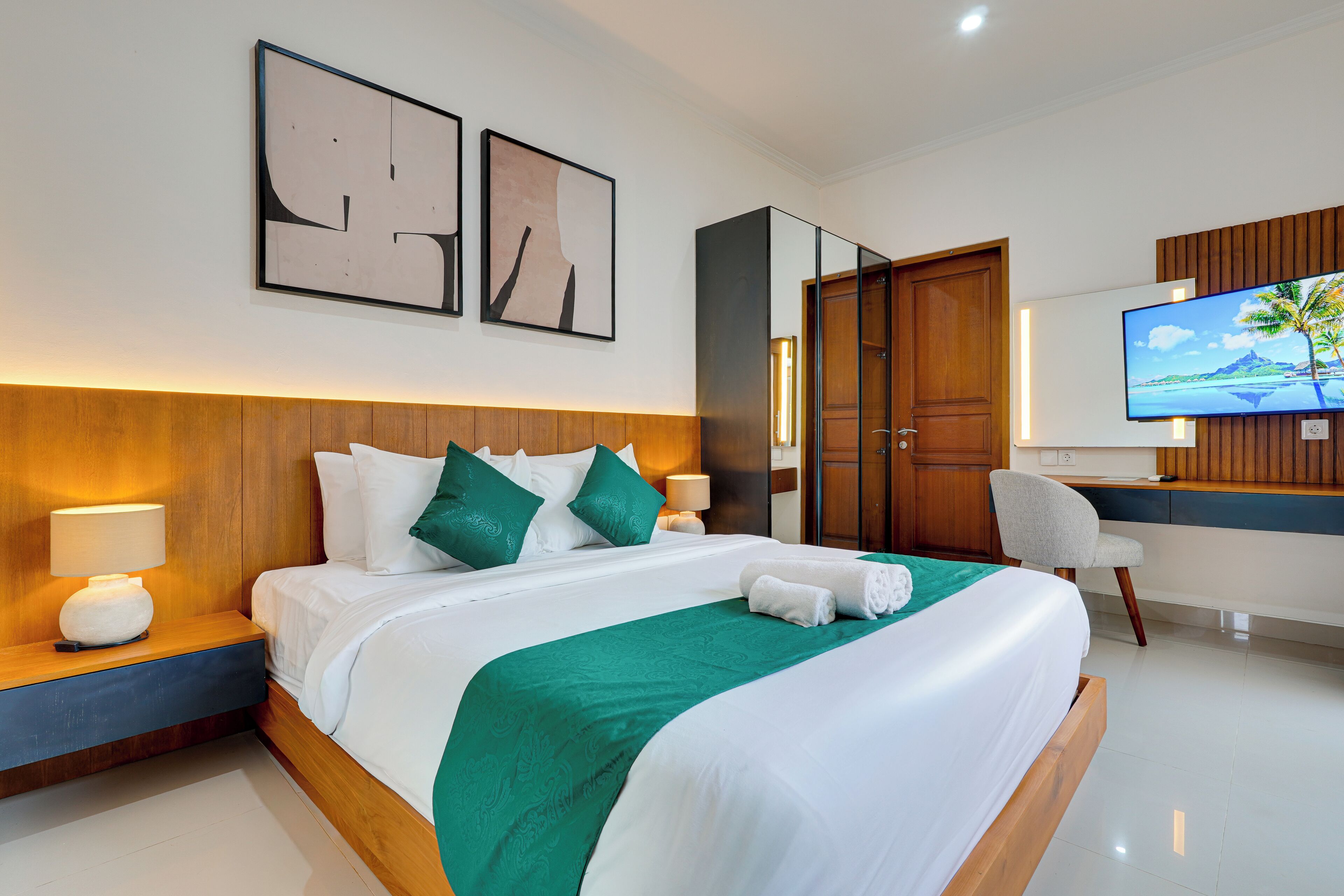 In-room safe, desk, laptop workspace, free WiFi