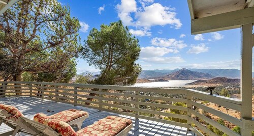 Lakeview Retreat: A Spacious Dog-Friendly Escape with Breathtaking Views