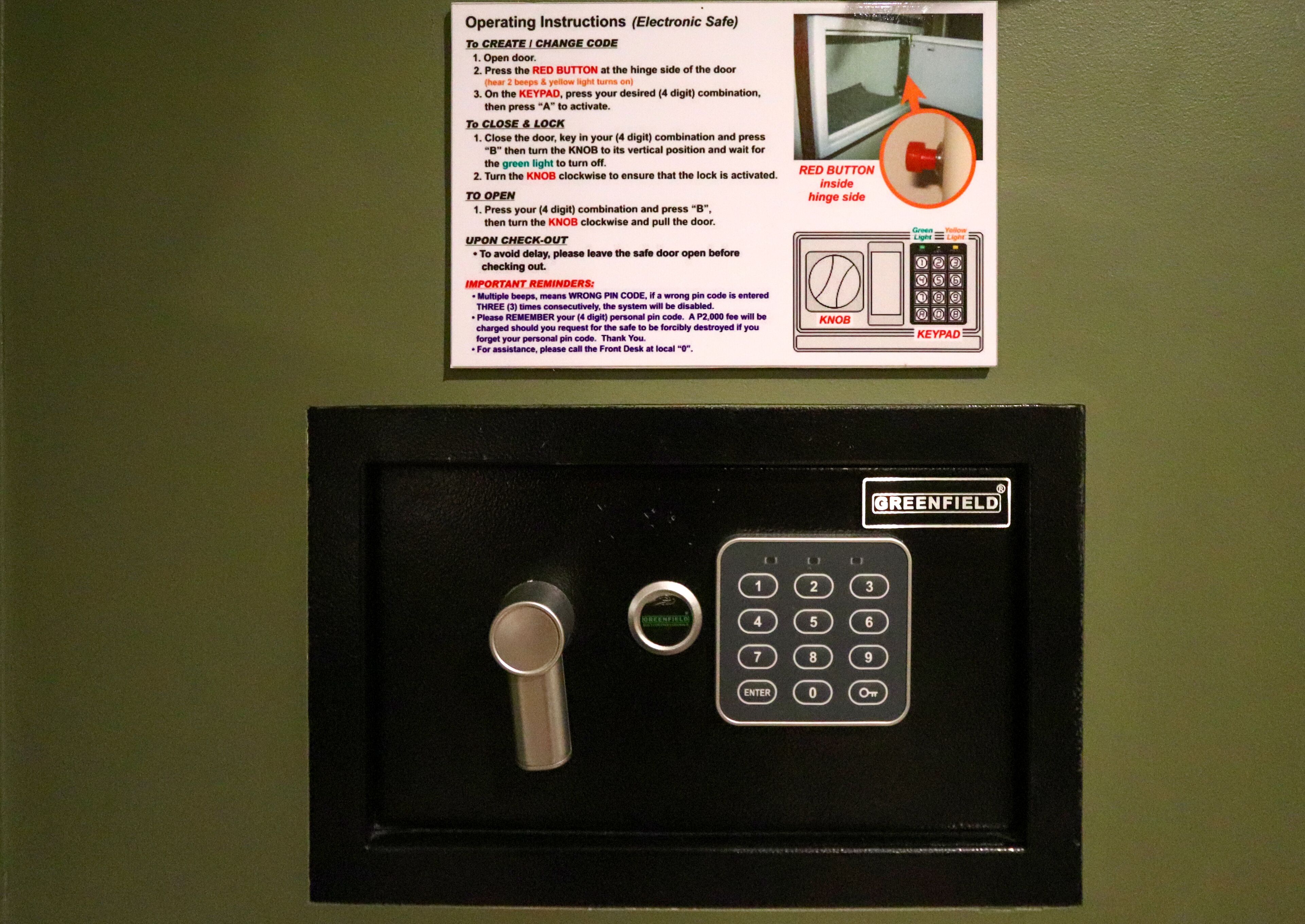Cerradura de puerta con cerradura para llave y teclado numérico, junto con instrucciones de manejo.