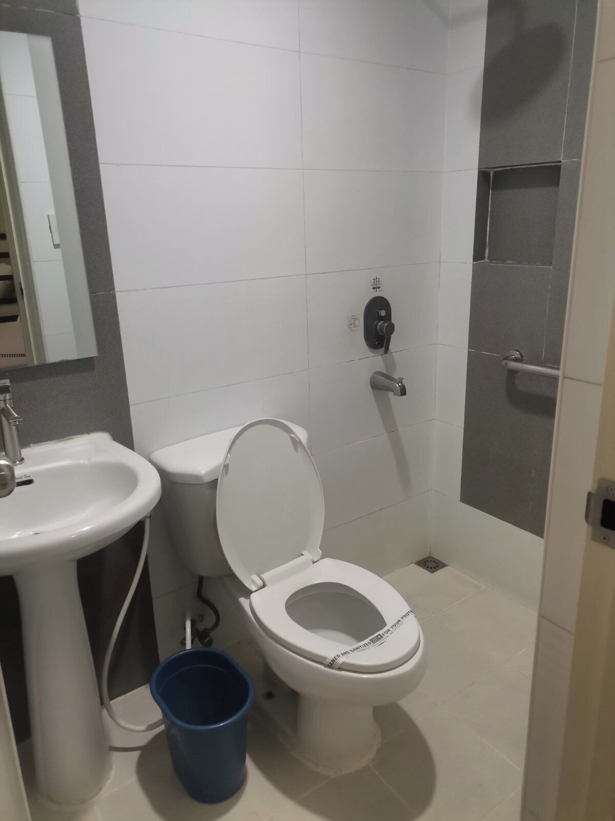 Un baño con inodoro, lavamanos y ducha.
