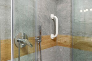 Een douche, een haardroger, handdoeken