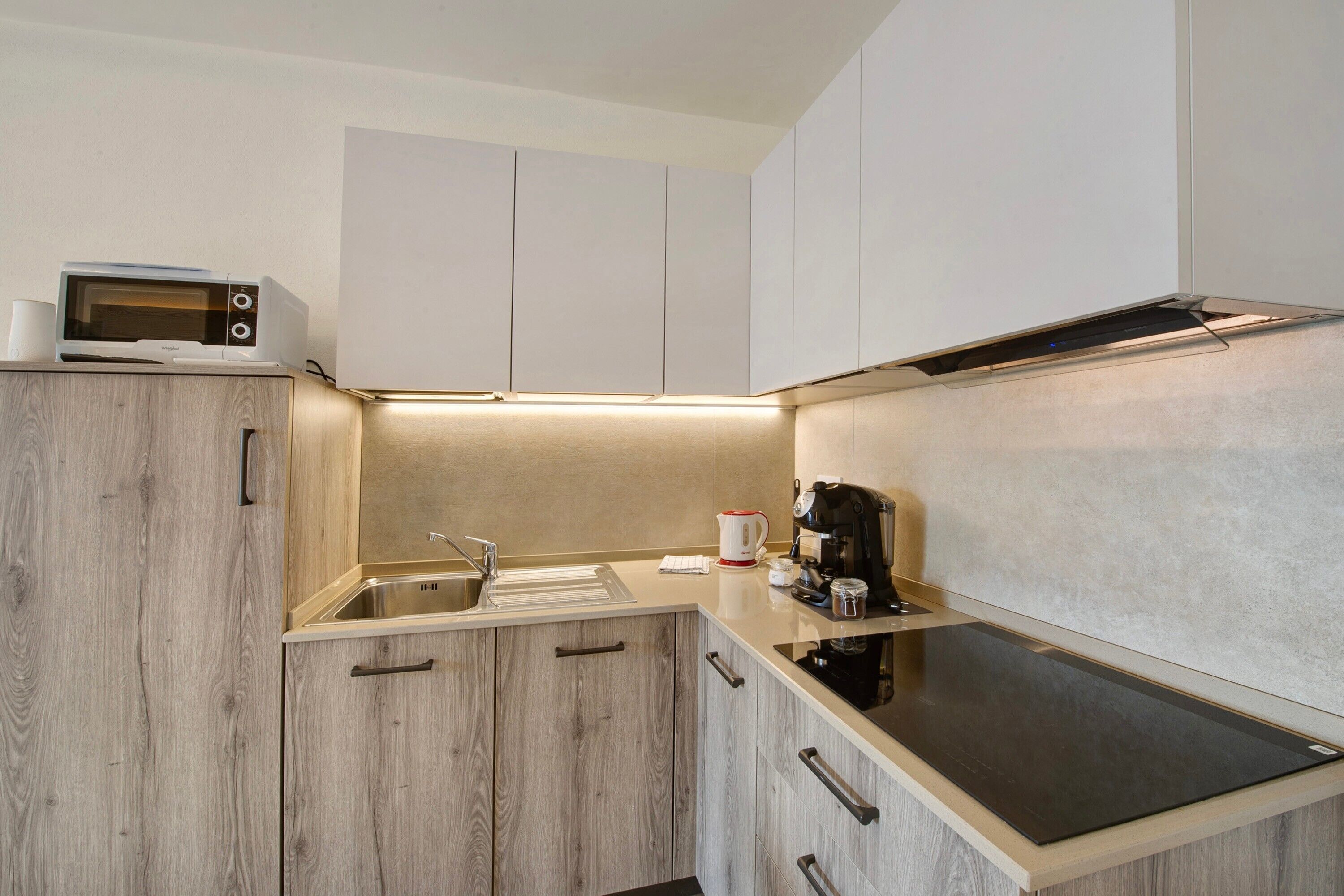 Frigorifero, microonde, forno, piano cottura