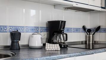 Een koffiezetapparaat/waterkoker, een koelkast, een microgolfoven