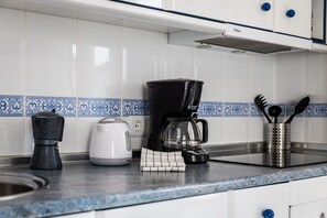 Coffee/tea maker, fridge, microwave, stovetop