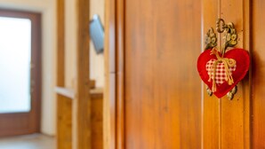 A wooden door with a heart-shaped decoration and a small bell. - Private room with mountain view, shared terrace and Wi-Fi (Pont-Saint-Martin)