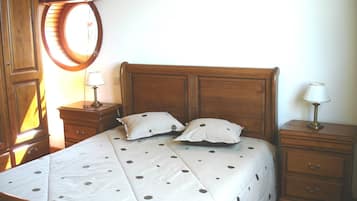 5 bedrooms, iron/ironing board, free WiFi, bed sheets