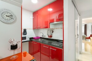 Réfrigérateur, micro-ondes, plaque de cuisson, cafetiÚre/bouilloire