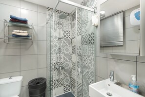 Ducha, secador de pelo, toallas