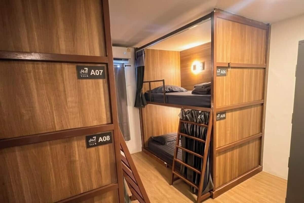 4 Bunk Beds Female | Free WiFi, bed sheets