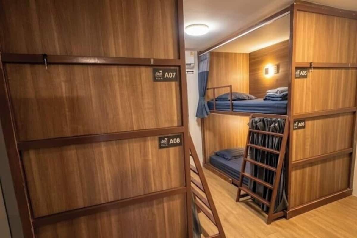 4 Bunk Beds Male | Free WiFi, bed sheets