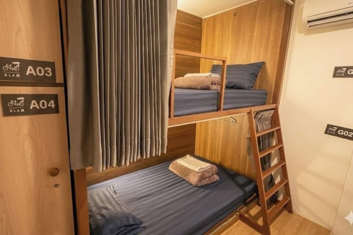 2 Bunk Beds Male | Free WiFi, bed sheets