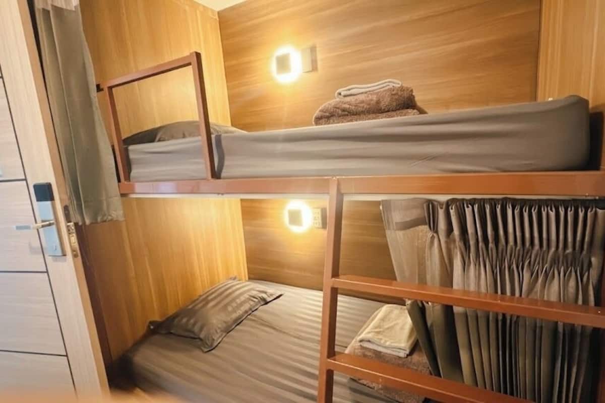 2 Bunk Beds Female | Free WiFi, bed sheets