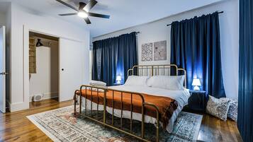 3 makuuhuonetta, silitysrauta/-lauta, vuodevaatteet