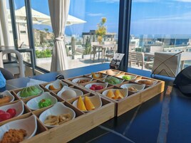 Free daily cooked-to-order breakfast 