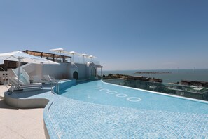 حمّام سباحة خارجي