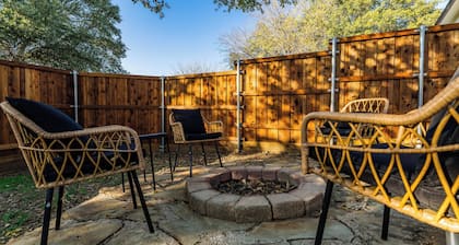 Cozy & Charming l UNT/Downtown l Game Room l Parking l Large Yard