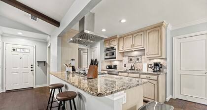 Cozy & Charming l UNT/Downtown l Game Room l Parking l Large Yard