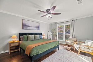 3 bedrooms, in-room safe, iron/ironing board, WiFi - Cozy & Charming l UNT/Downtown l Game Room l Parking l Large Yard (Denton)