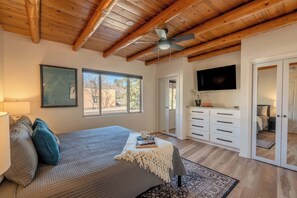 2 bedrooms, free WiFi, bed sheets - Walk to the Plaza, Kiva Fireplace, Fun Patio (Santa Fe)