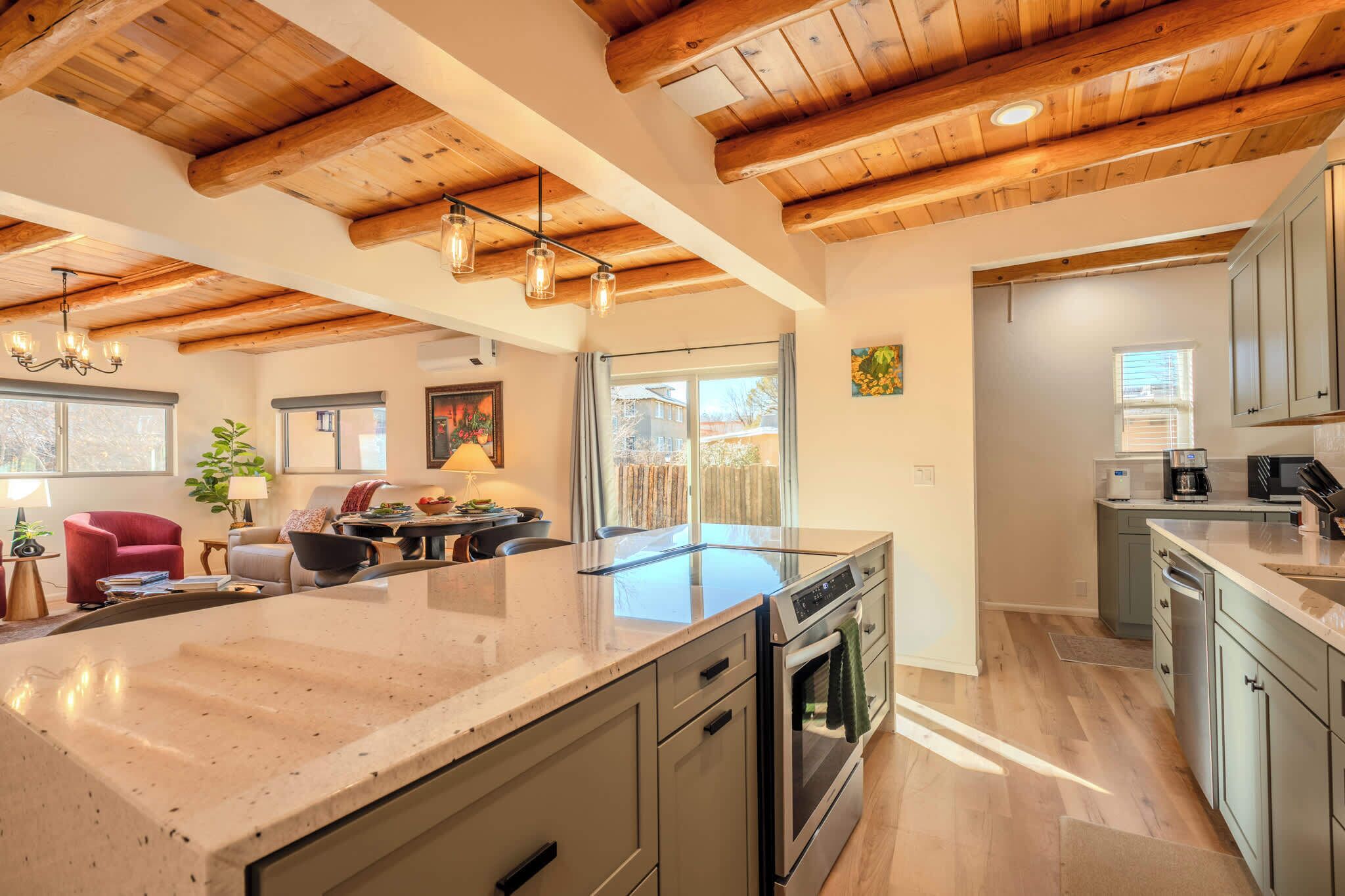 冷蔵庫、電子レンジ、オーブン、コンロ