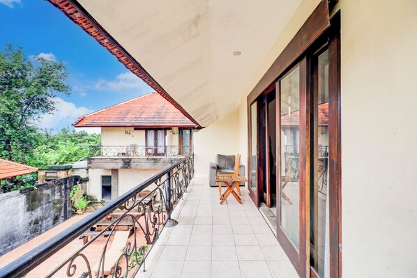 Villa, 1 Bedroom | Laptop workspace, bed sheets - Collection O Putri Inn Homestay (Denpasar)