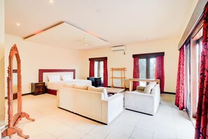 Villa, 1 Bedroom | Laptop workspace, bed sheets - Collection O Putri Inn Homestay (Denpasar)