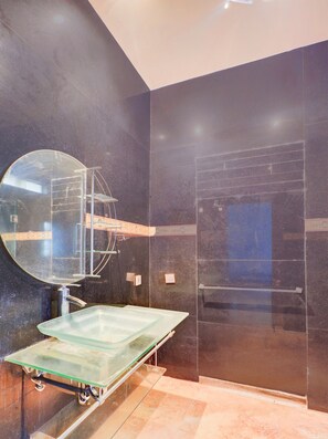 Villa, 2 Bedrooms | Bathroom | Shower, rainfall showerhead, towels - Collection O Putri Inn Homestay (Denpasar)