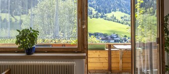 Panoramic Apartment, 500m to the ski bus