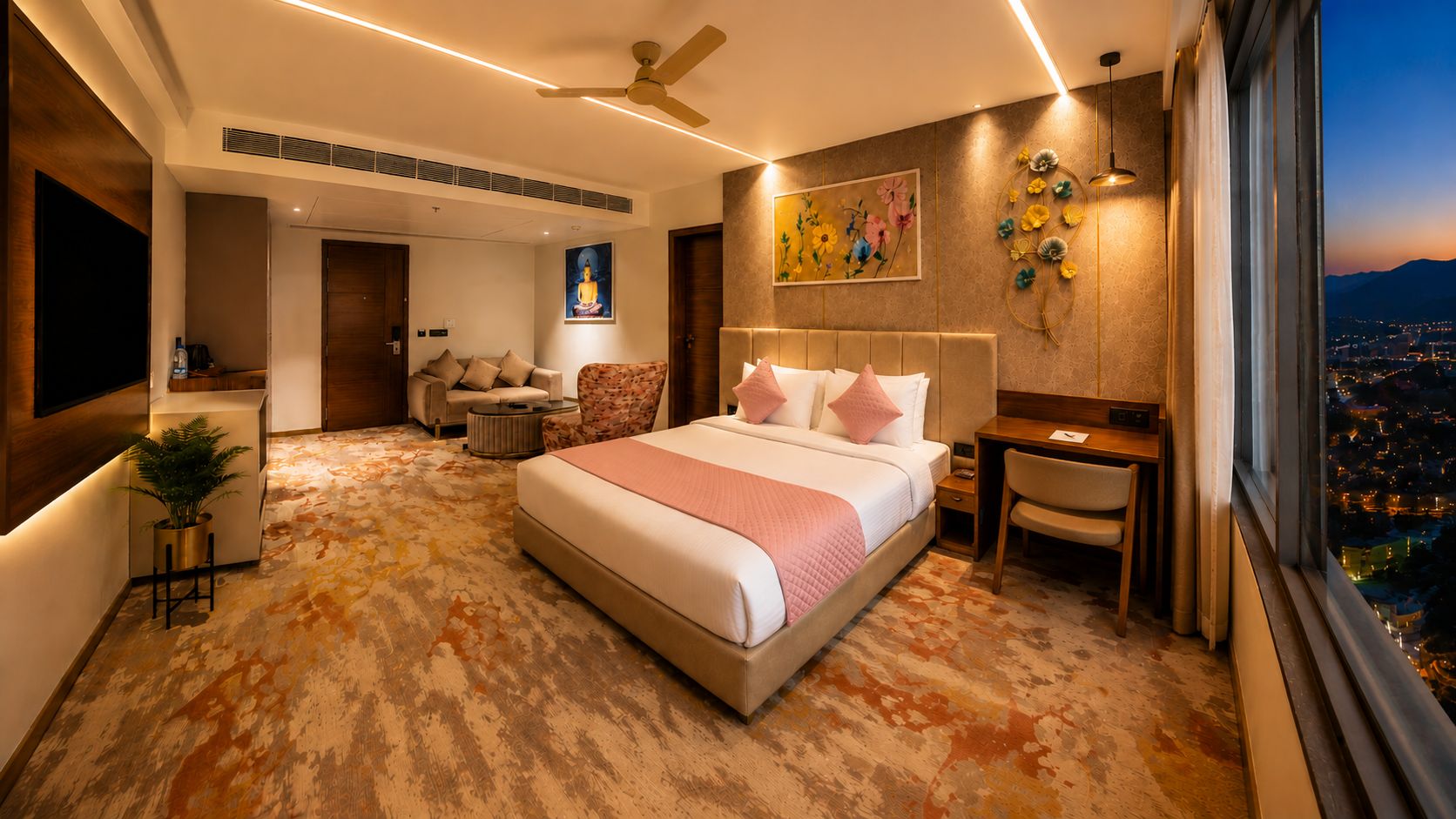 Une chambre d’hôtel moderne avec un grand lit, un bureau, une chaise, un canapé et une vue sur la ville la nuit.