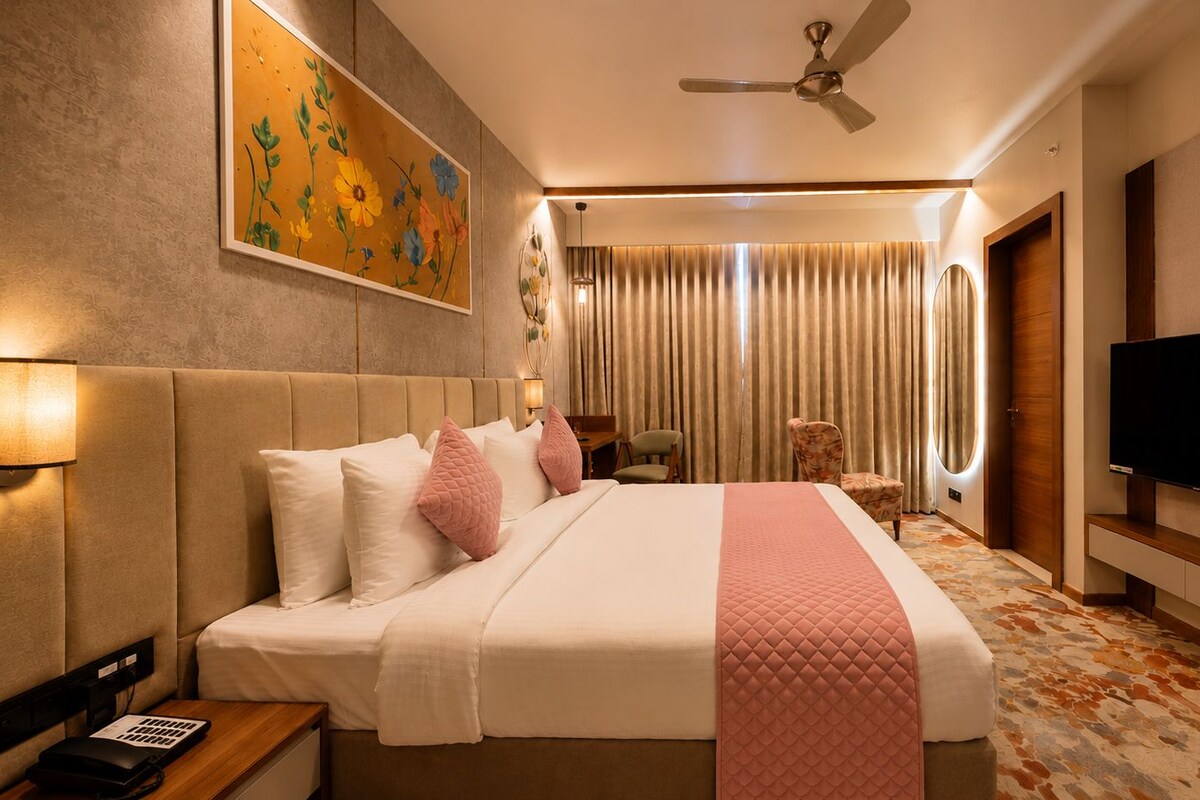 Premium Suite with Bathtub | Premium bedding, memory foam beds, minibar, desk