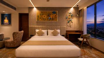 Premium Suite with Bathtub | Literie de qualité supérieure, matelas mémoire de forme, minibar, bureau