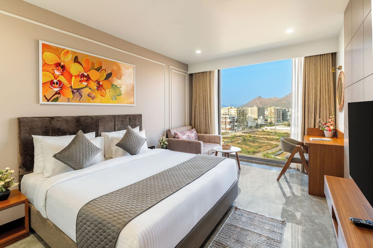 Executive Garden View Rooms | Luxe beddengoed, bedden met traagschuimmatras, een minibar, een bureau