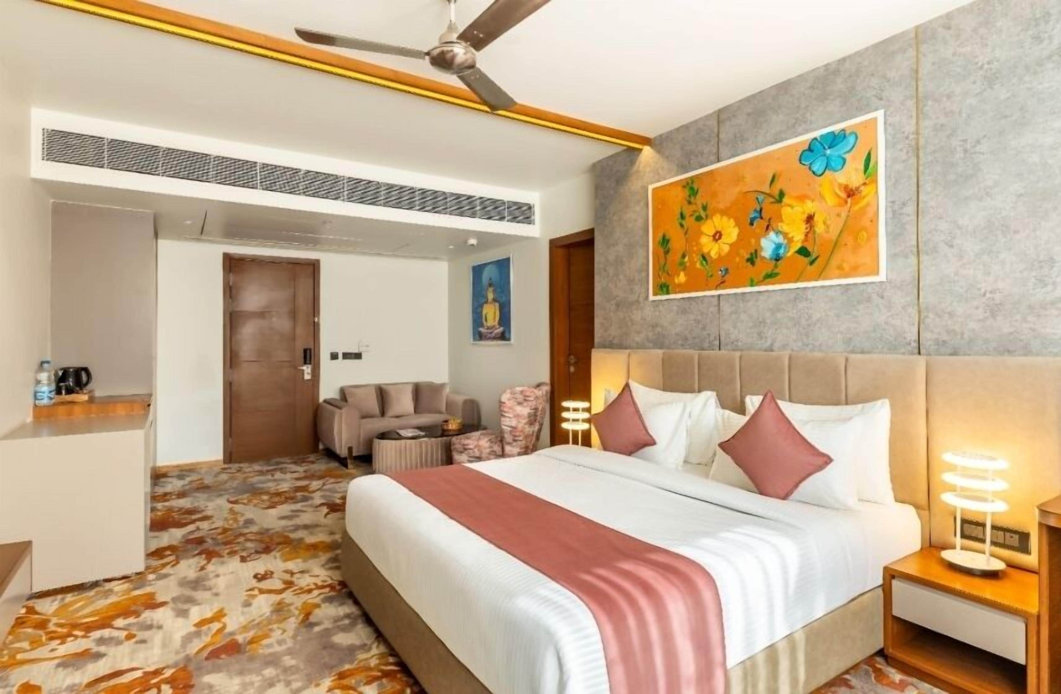 Premium Suite with Bathtub | Premium bedding, memory foam beds, minibar, desk