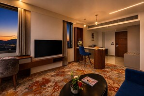 ห้องเพรสซิเดนเชียลสตูดิโอสวีท | บริเวณนั่งเล่น | ทีวีจอแอลซีดี 65 นิ้ว พร้อมช่องดาวเทียม, ภาพยนตร์แบบจ่ายต่อเรื่อง