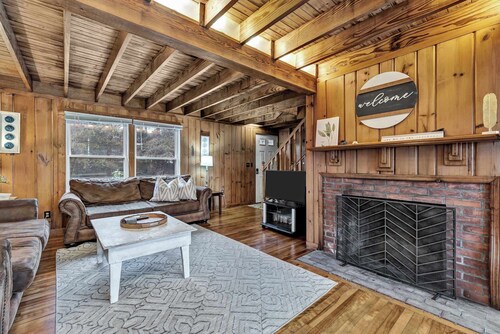 Scraggy Neck 5-Bed Retreat, Fenced Yard with Deck , Sleeps 10, Dog-Friendly, Grill, Community Boat Ramp & Playground, Scenic Loop for Walking and Biking, Perfect Vacation Getaway, 24 Hour Hospitality
