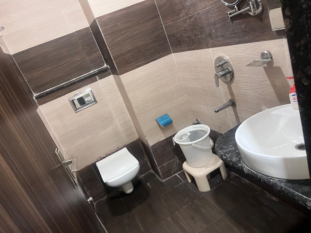 Un baño pequeño con inodoro, bidé y lavamanos.