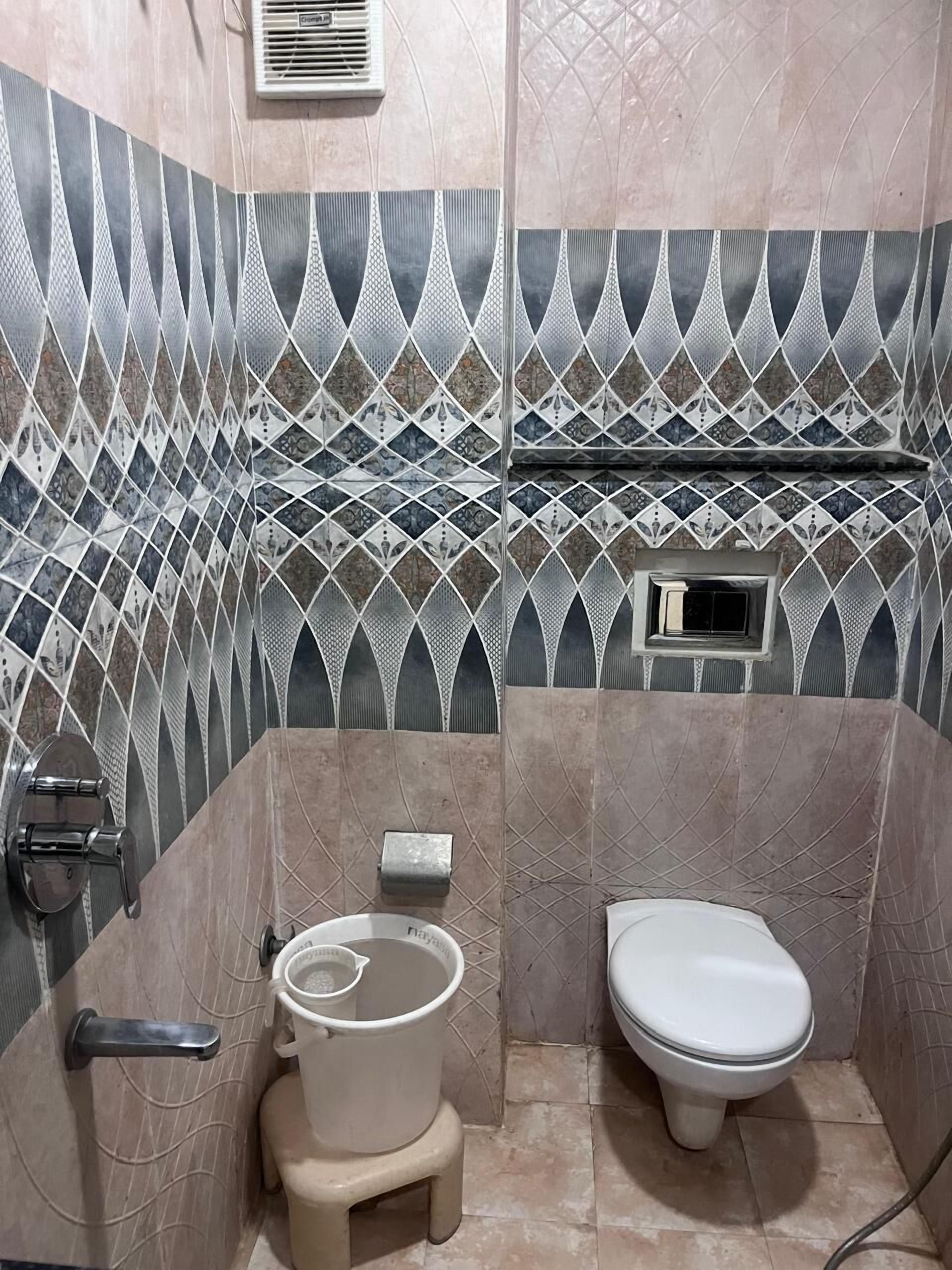 Ein Badezimmer mit Toilette, Bidet und Duschbereich.