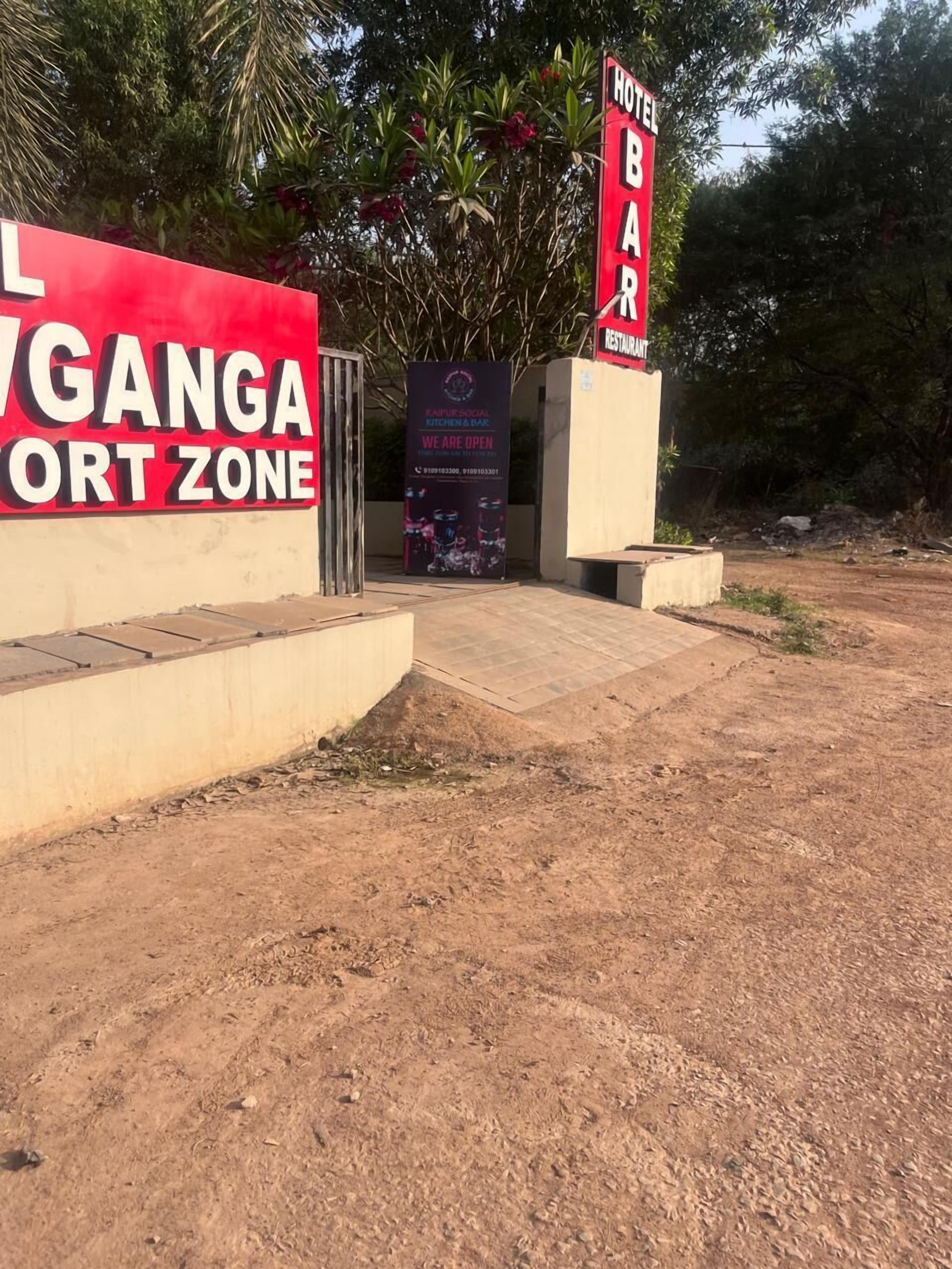 Segnaletica per un hotel e un bar, con un cartello ben visibile che riporta 'GANGA PORT ZONE'.