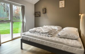 Travel cot, free WiFi