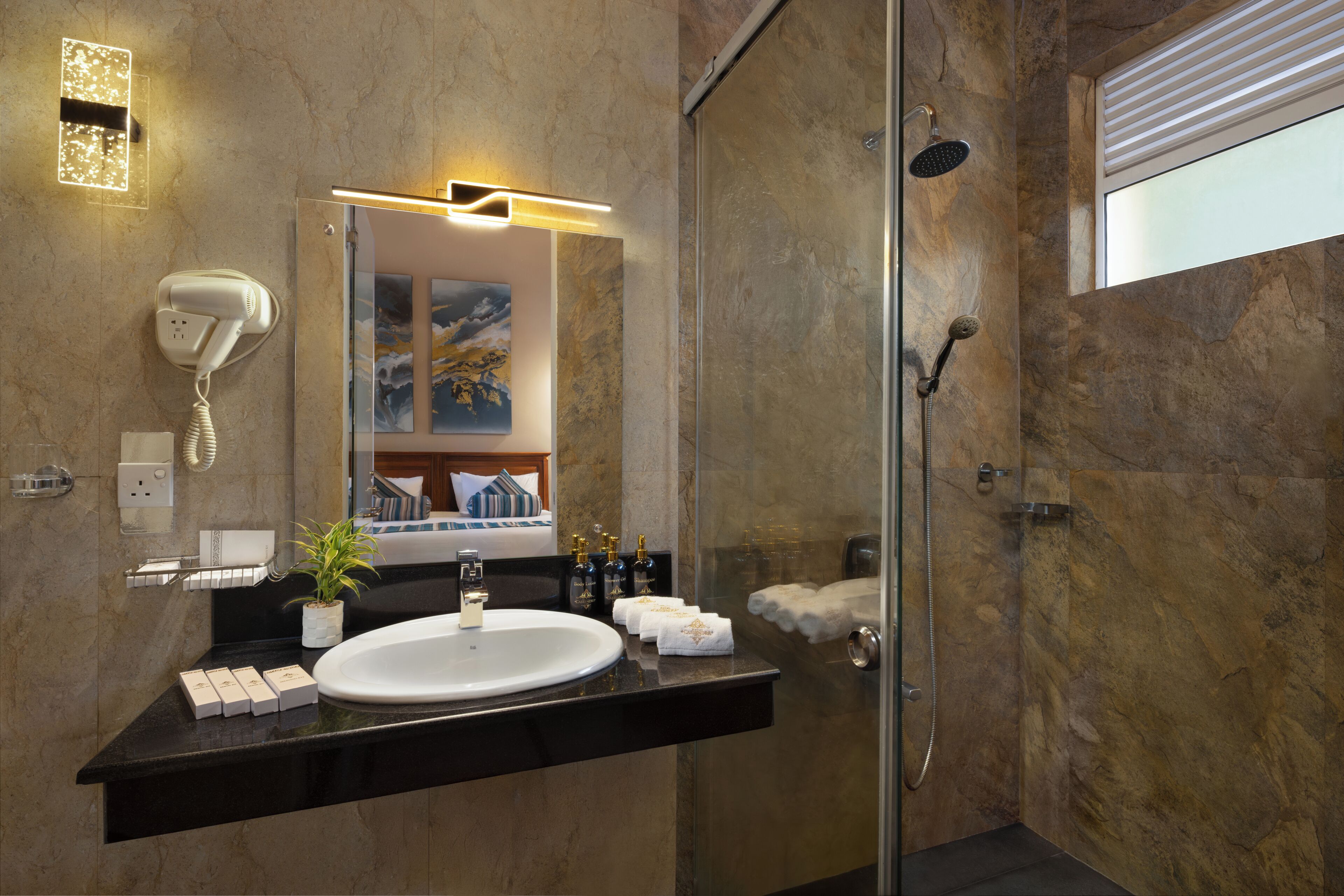 Luxe vierpersoonskamer | Badkamer | Een douche, gratis toiletartikelen, een haardroger, een bidet